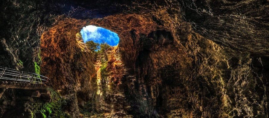 Panorama della dolina: un oculo di cielo azzurro circondato da pareti ocra